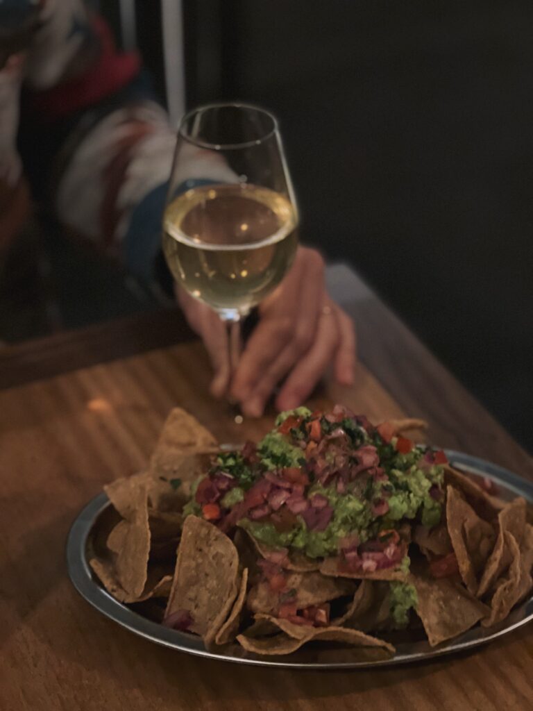 Totopos con guacamole de Fiffty Fiffty Poblenou Barcelona