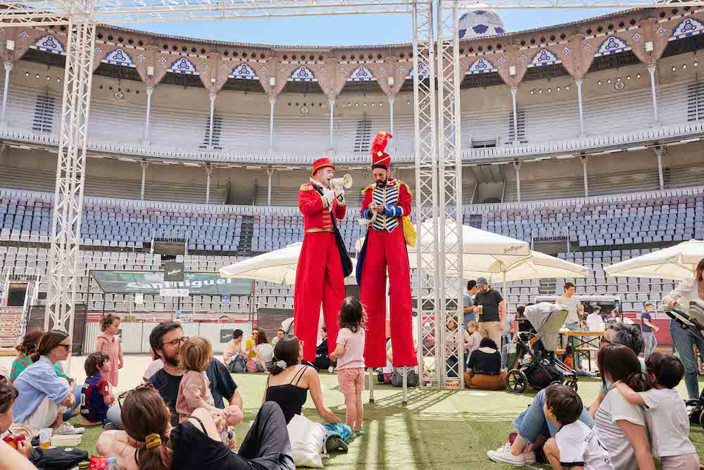 Niños y familias disfrutando de un concierto infantil al aire libre