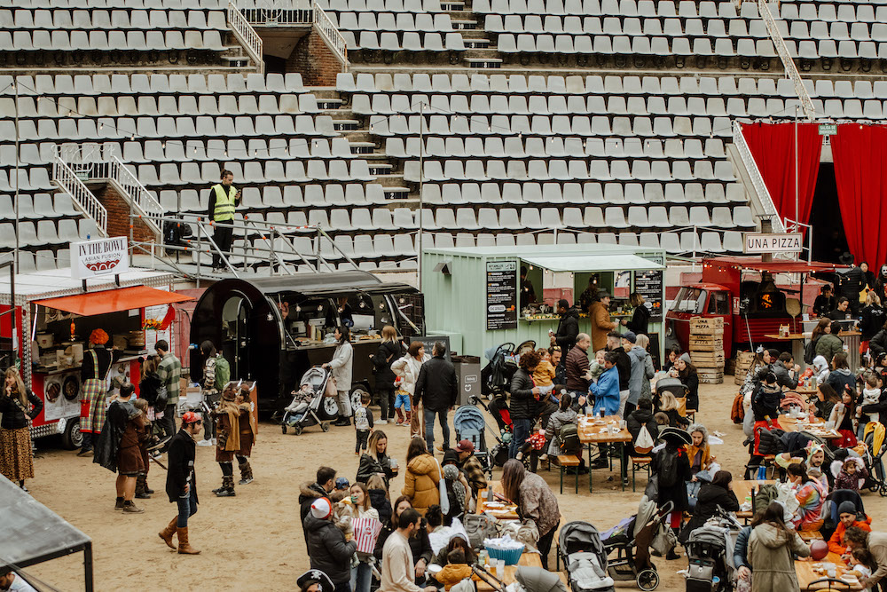 Zona de foodtrucks con comida y bebidas en un evento musical al aire libre en Barcelona