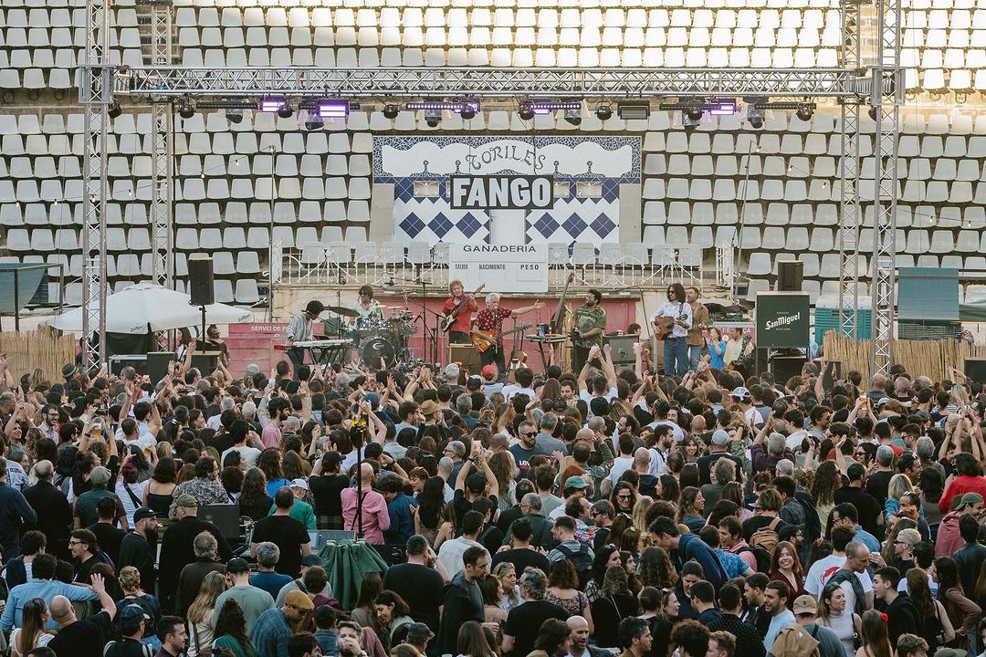 Gente bailando durante un concierto de Fango en la Plaza Monumental de Barcelona