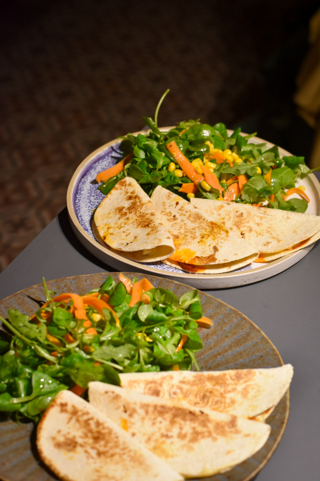 Quesadillas de sobrasada de Mallorca con camembert y miel, una receta de HelloFresh fácil y delicios