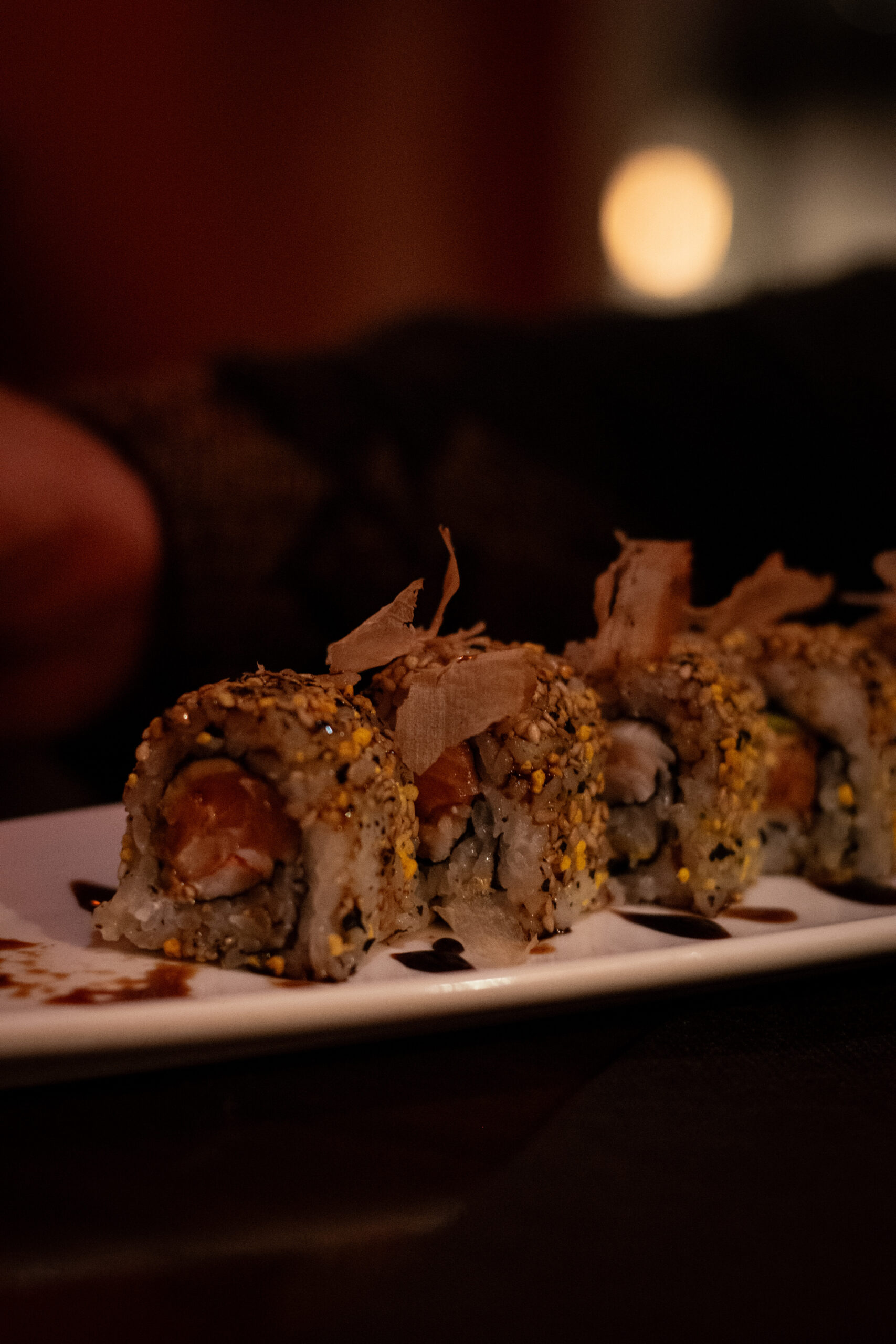 Gambas, queso crema, aguacate, salmón con cobertura de furikake y salsa teriyaki de Kynoto Sushi Bar en Barcelona