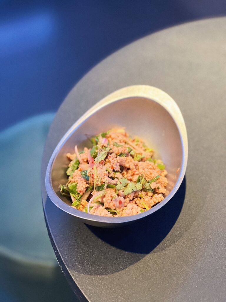 Laab Essan ensalada de carne picada (pollo, cerdo o ternera) con hierbas frescas, lima, cebolla y un toque picante; representa la auténtica cocina del noreste de Tailandia lamai Thai Tapas