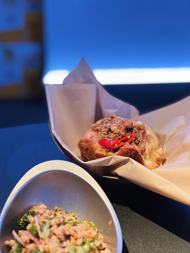 Lamai Verr Brioche de mantequilla relleno de gambas y Laab Essan –ensalada de carne picada en Lamai Thai Tapas Barcelona