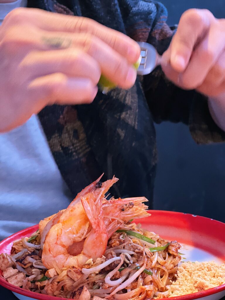 Lamai Thai Tapas Barcelona Pad Thai clásico gambas cacahuete tofu huevo