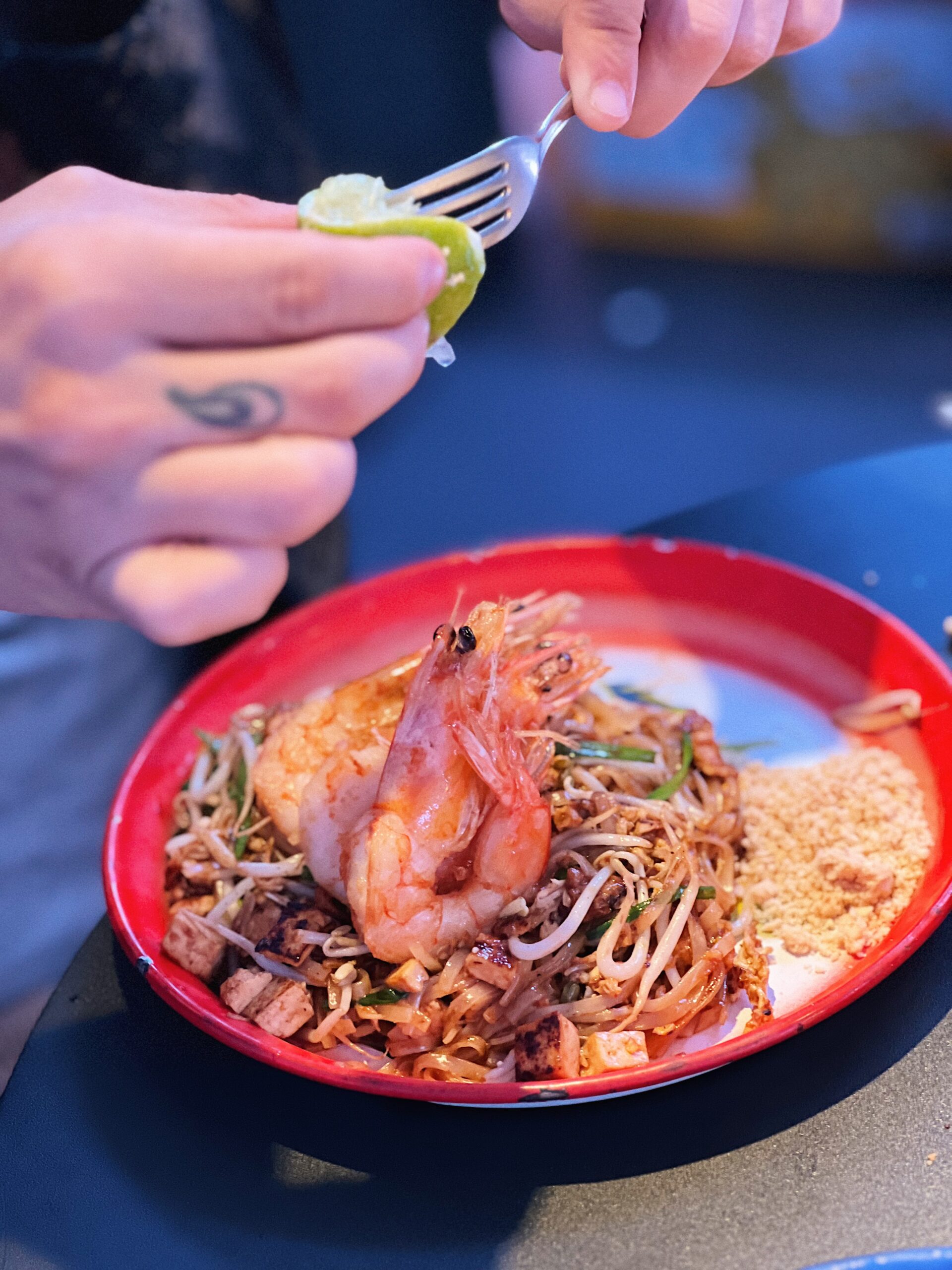 Lamai Thai Tapas Barcelonapad thai gambas plato must comida tailandesa