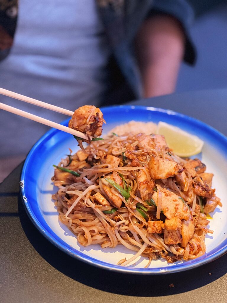 Lamai Thai Tapas Barcelona Pad Thai clásico pollo cacahuete tofu huevo