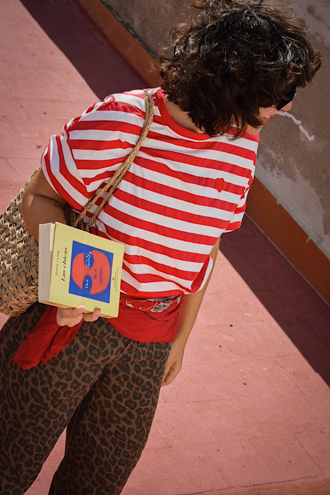 Outfit con camiseta de rayas rojas y blancas y pantalón de estampado leopardo de la marca AIIRZ de Shein, combinado con accesorios naturales y gafas de sol, en una azotea bajo luz natural.