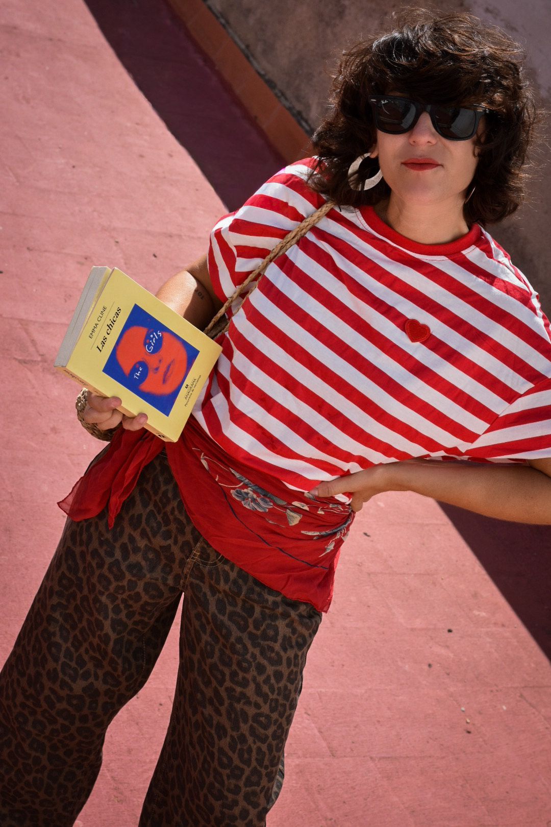 Outfit con camiseta de rayas rojas y blancas y pantalón de estampado leopardo de la marca AIIRZ de Shein, combinado con accesorios naturales y gafas de sol, en una azotea bajo luz natural.