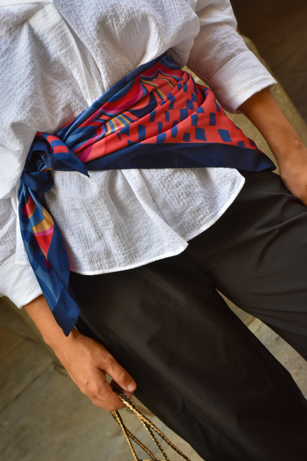 Look con pantalón negro AIIRZ Shein, camisa blanca y pañuelo en la cintura