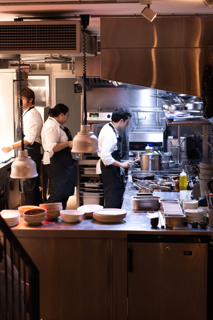 Cocina a vistas del restaurante La Gormanda de Barcelona