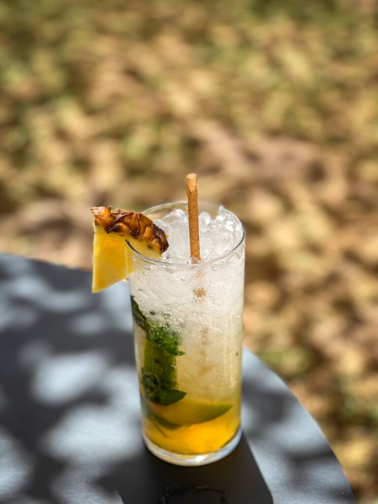 Mojito menú En los pies en la arena experience en el chiringuito Bibo Tarifa de Dani Garcia en playa de Valdevaqueros