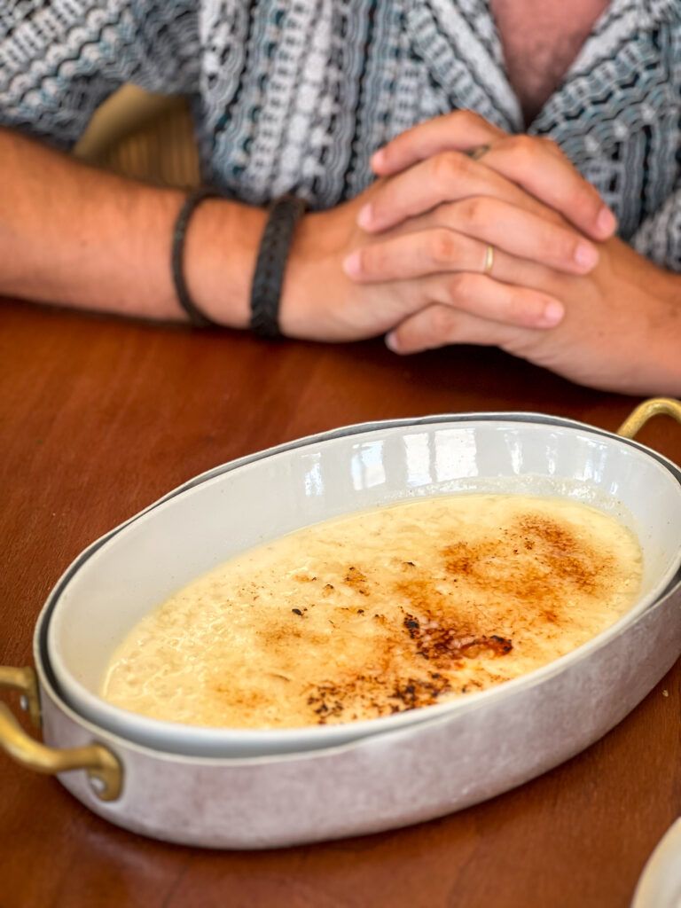 Arroz con leche menú En los pies en la arena experience en el chiringuito Bibo Tarifa de Dani Garcia en playa de Valdevaqueros