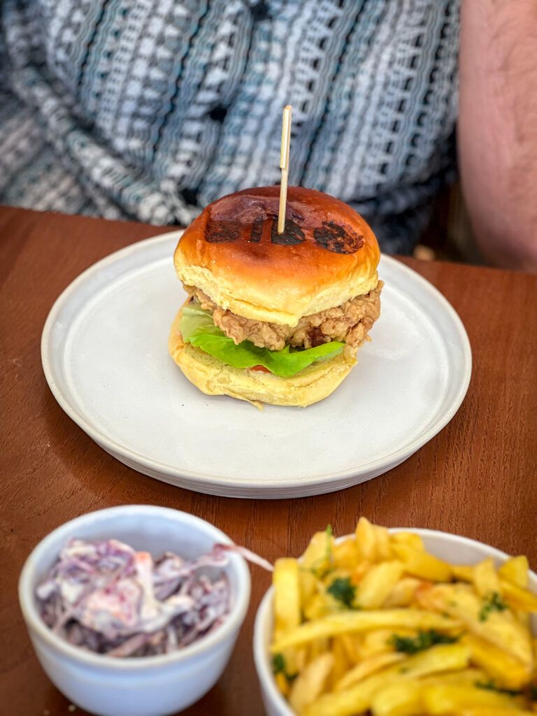 Hamburguesa de pollo menú En los pies en la arena experience en el chiringuito Bibo Tarifa de Dani Garcia en playa de Valdevaqueros