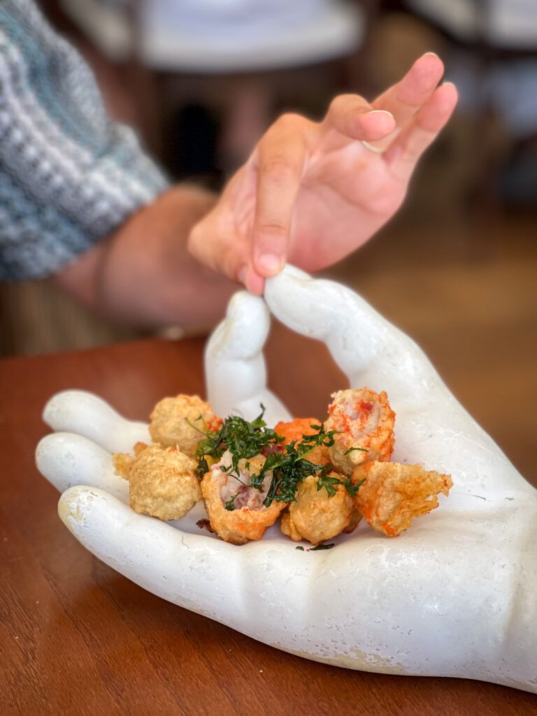 Croquetas de jamón con polvo de tomate menú En los pies en la arena experience en el chiringuito Bibo Tarifa de Dani Garcia en playa de Valdevaqueros