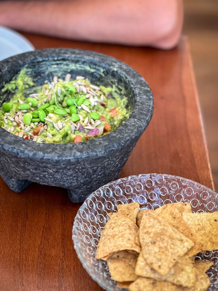 Guacamole Bibo Style con edamame menú En los pies en la arena experience en el chiringuito Bibo Tarifa de Dani Garcia en playa de Valdevaqueros