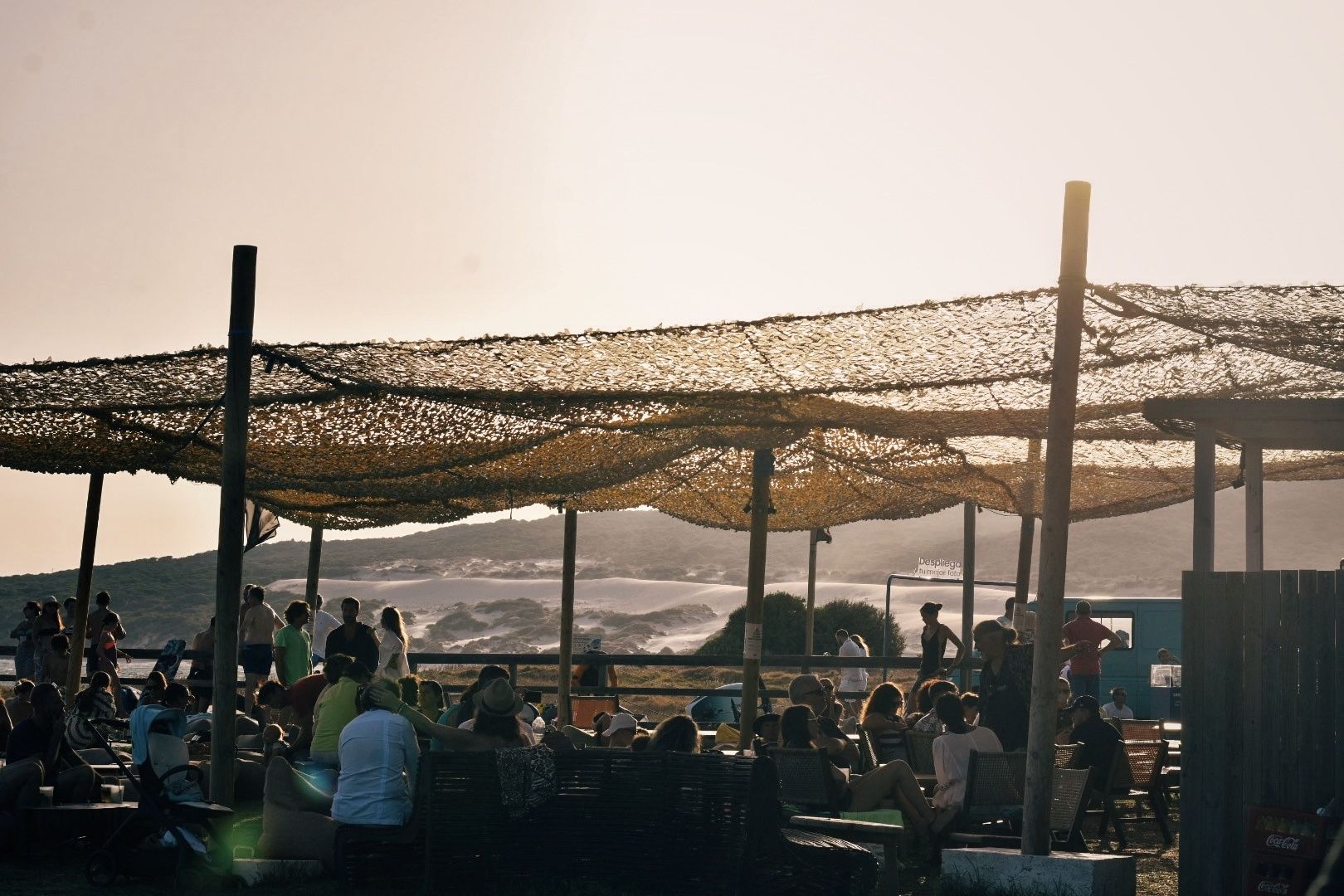 Terraza exterior del chiringuito Bibo Tarifa de Dani Garcia en la playa de Valdevaqueros
