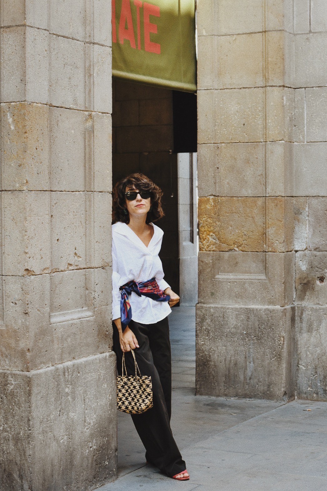 Look con pantalón negro AIIRZ Shein, camisa blanca y pañuelo en la cintura