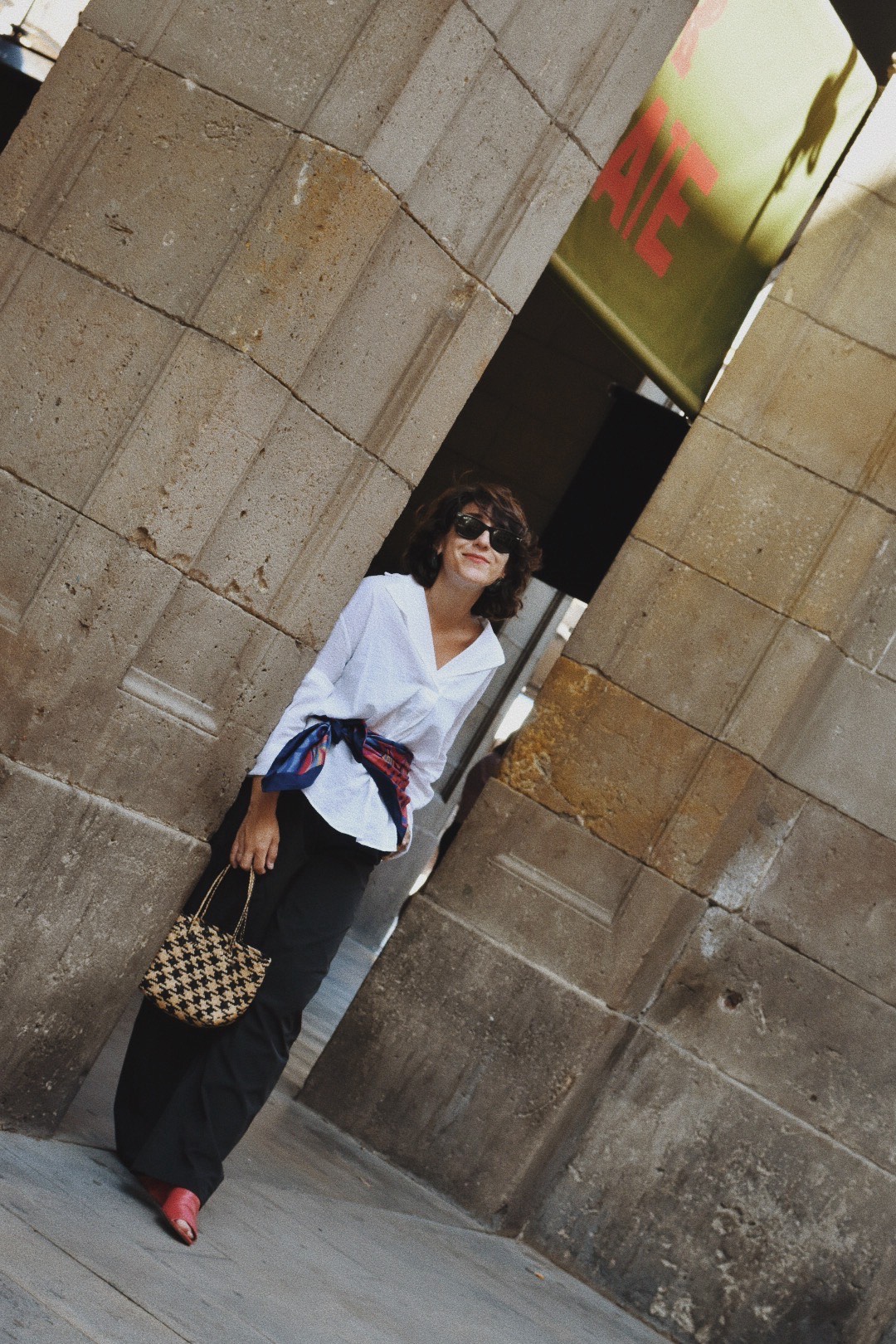 Look con pantalón negro AIIRZ Shein, camisa blanca y pañuelo en la cintura