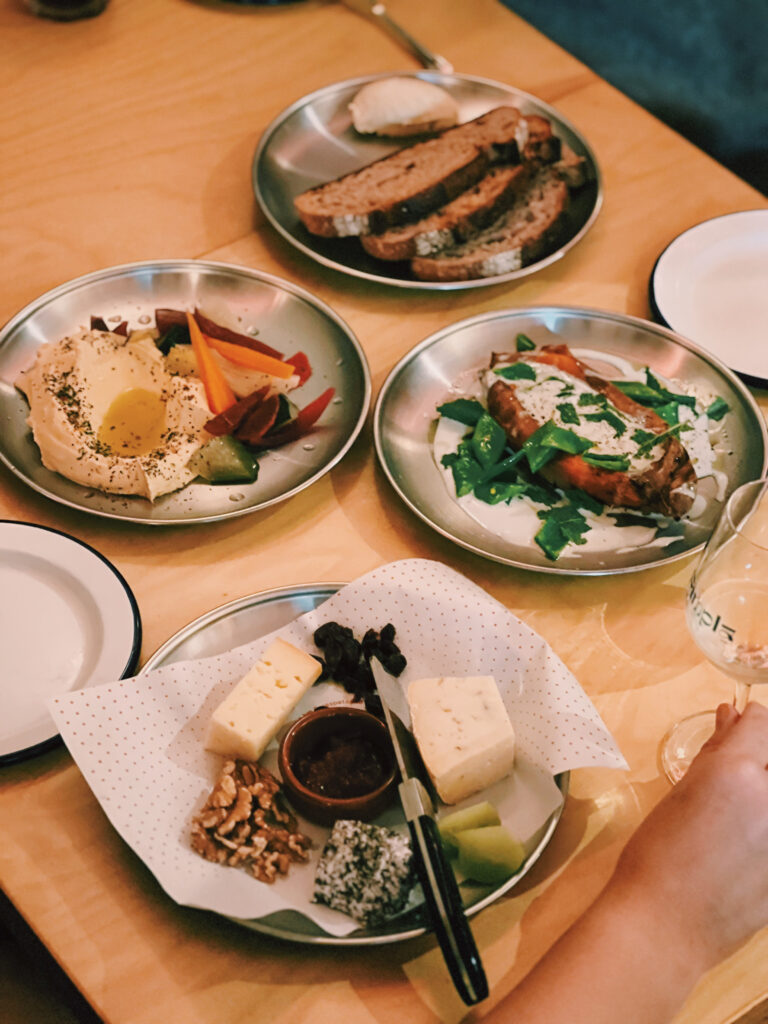 Tabla de quesos, moniato, hummus y pan en Pimpla Bar, bar de vinos naturales del barrio de Gràcia en Barcelona