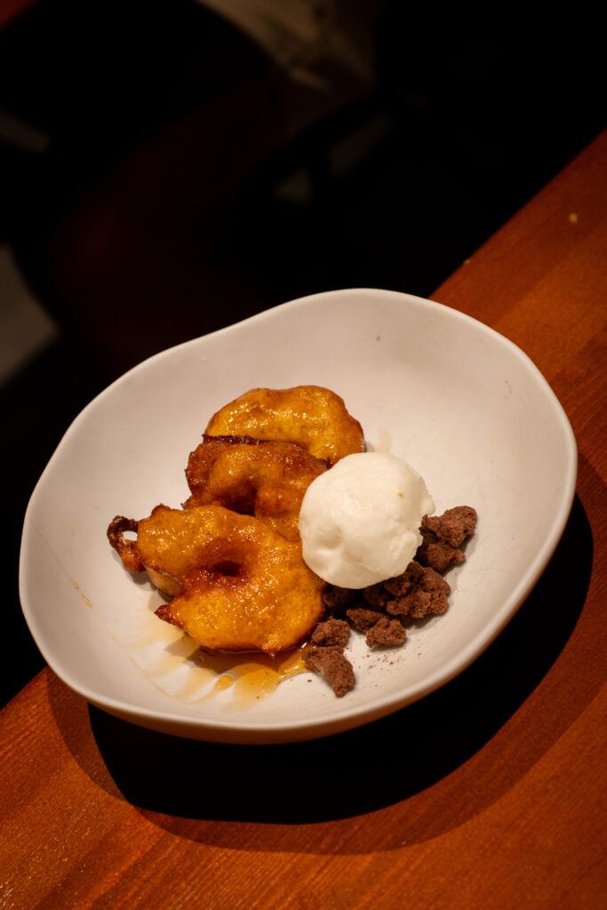 Picarones con miel de frutas con sorbete de lima en el restaurante Macambo Barcelona