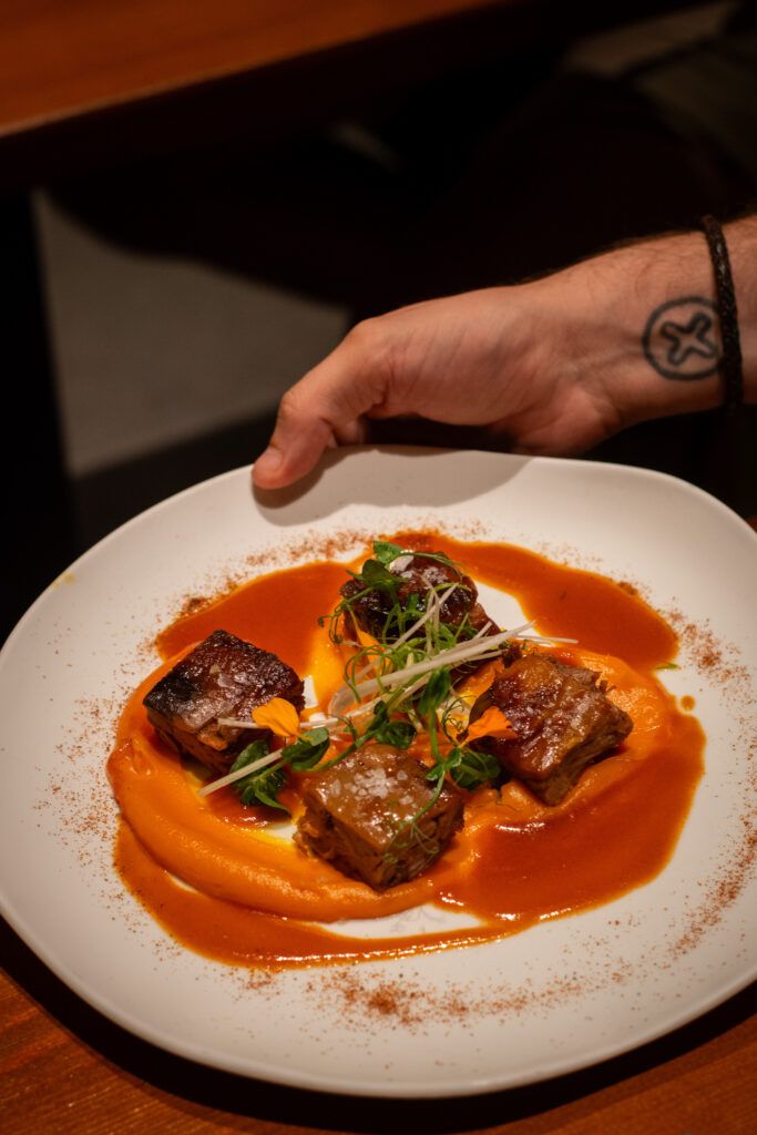 Costilla de vaca a baja temperatura en el restaurante Macambo Barcelona