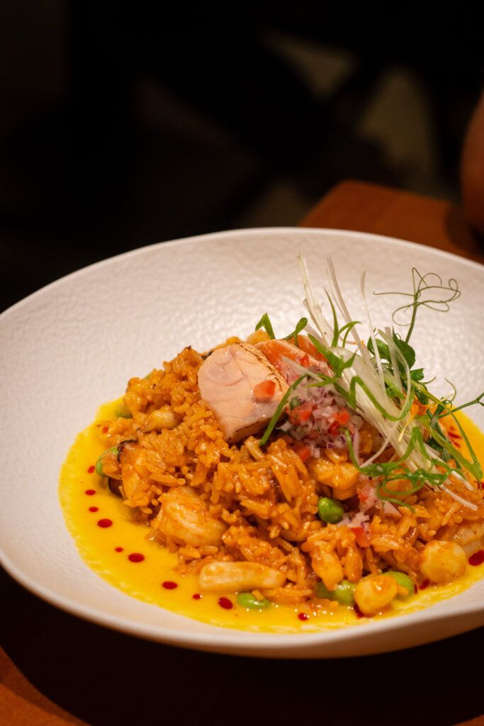 Arroz con mariscos y salmón en el restaurante Macambo de Barcelona