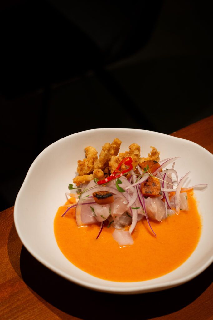 Ceviche de rocoto con pescado y chicharrón de calamar del restaurante Macambo en Barcelona