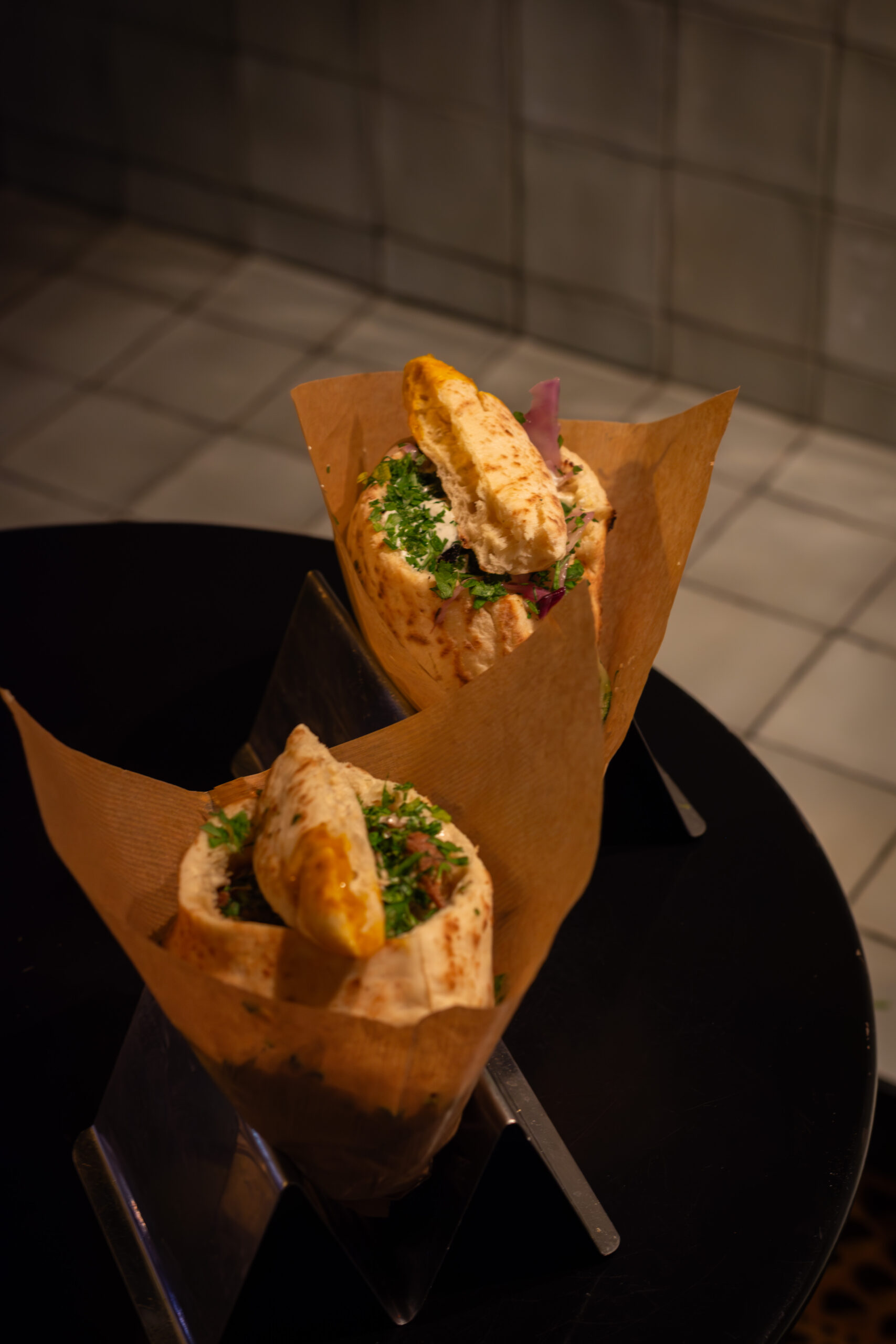 Pita All night de ternera y pita Greek de pollo marinado en Dos Manos Pita Bar del barrio de Gràcia en Barcelona
