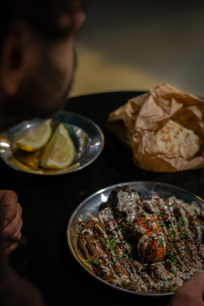 Bonfire, berenjena asada queso labneh, tahini, miel de dátil y sumac