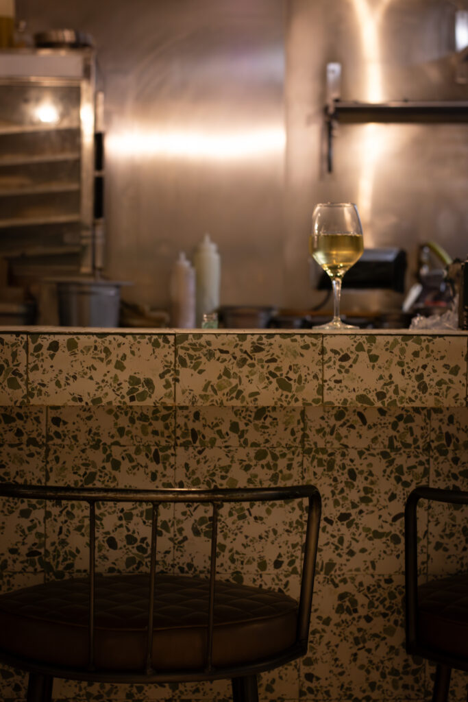 Barra del restaurante Dos Manos Pita Bar del barri de Gràcia de Barcelona