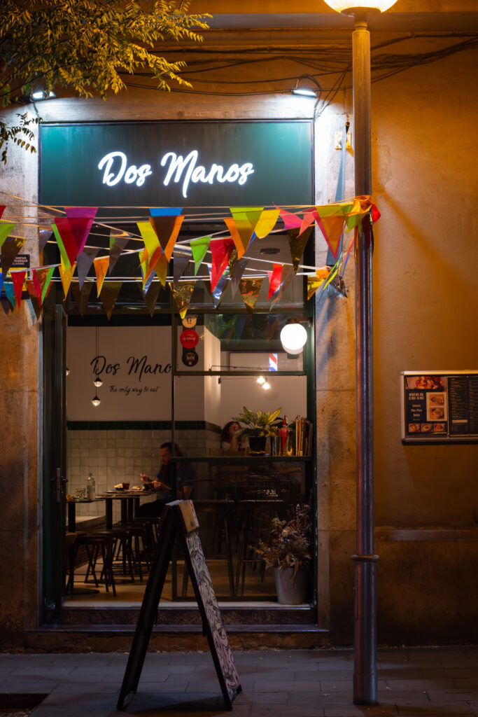 Exterior del restaurante Dos Manos Pita Bar del barri de Gràcia de Barcelona