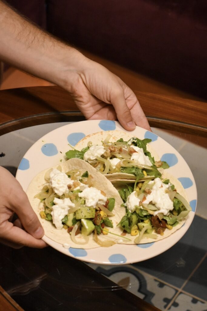 Receta vegetariana HelloFresh: piadona con burrata, manzana y cebolla caramelizada
