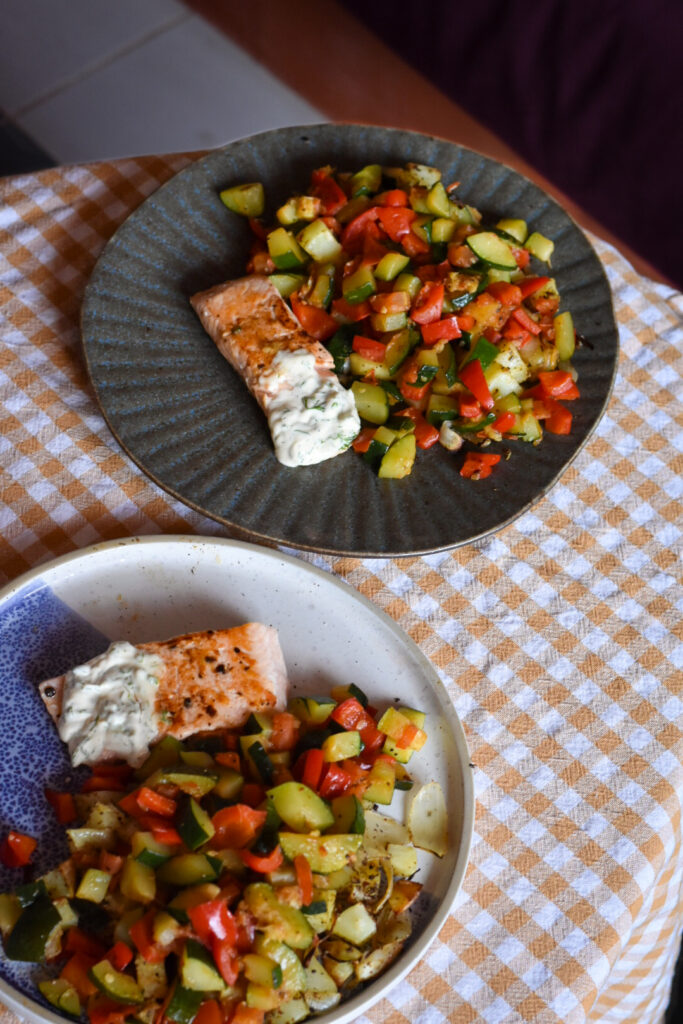 Receta de salmón noruego con pisto de verduras de HelloFresh