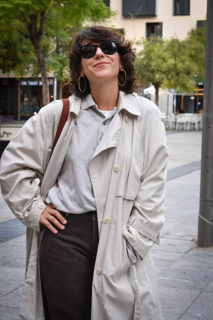 Look elegante con vaquero marrón oscuro, blazer crema y bolso de piel camel