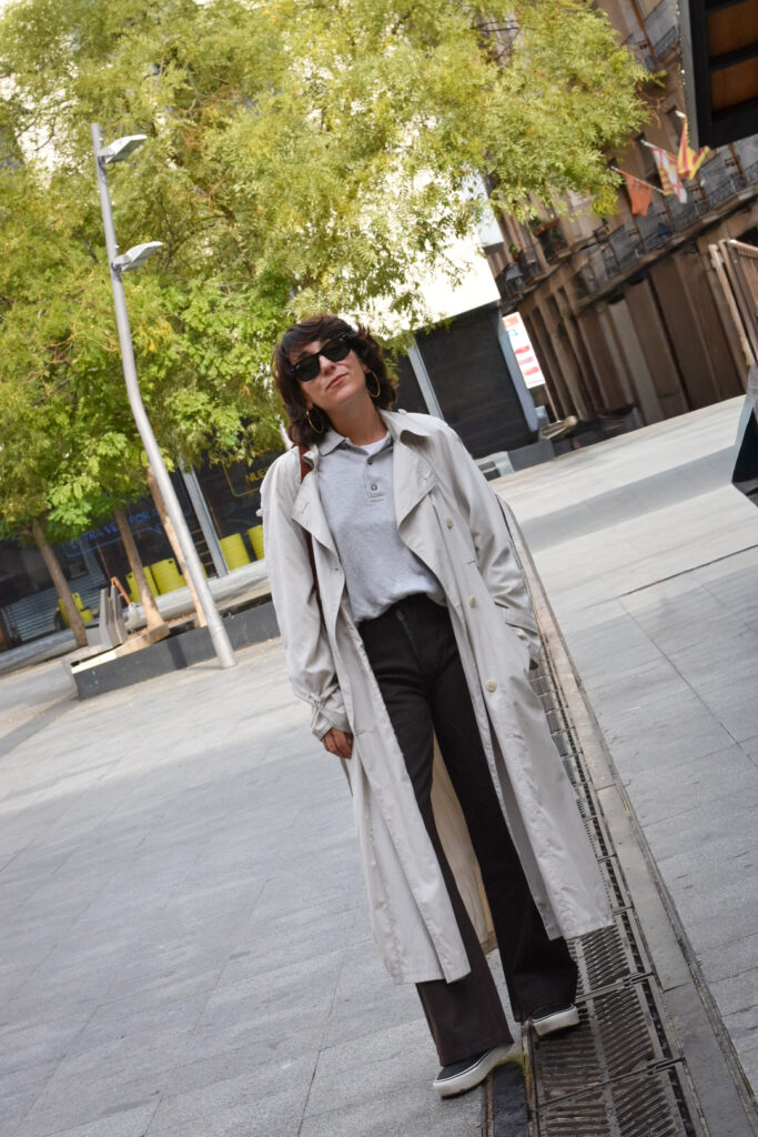 Outfit diario con vaquero marrón y jersey beige, ideal para un estilo cómodo y modern
