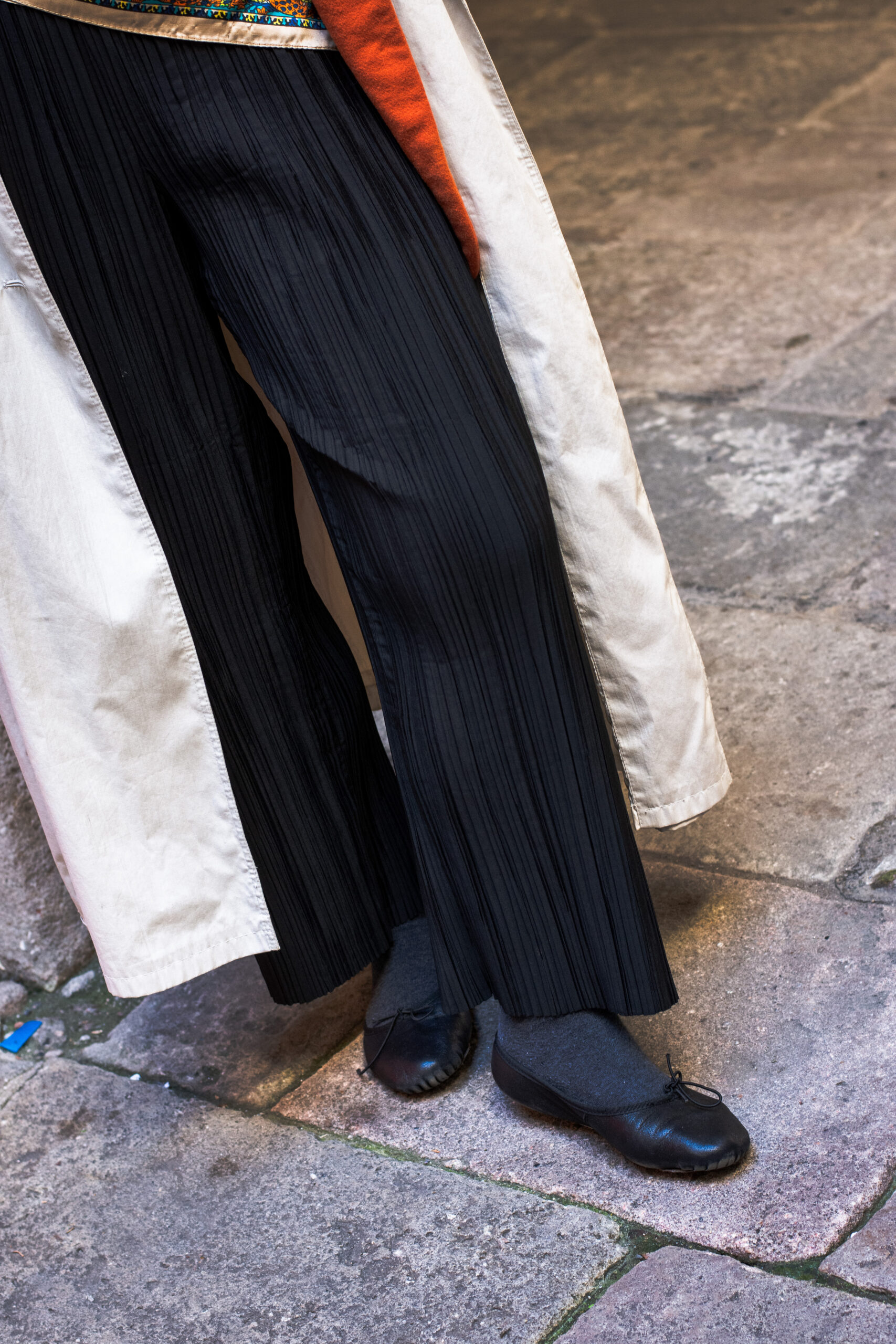 Look con bailarinas Repetto Paris y pantalones negros Nice Things con gabardina vintage