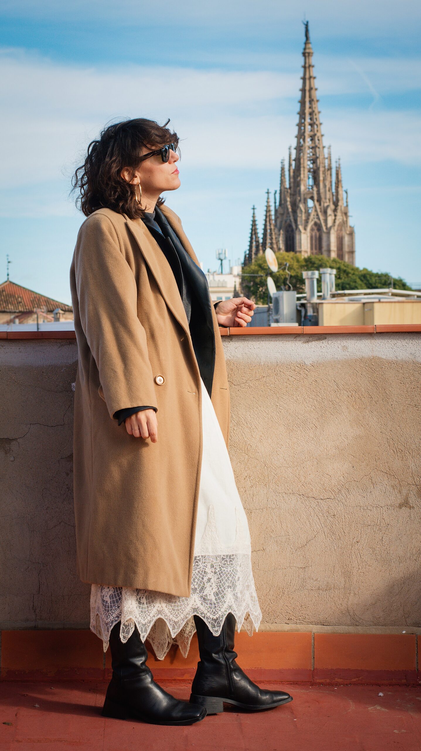 Look con falda midi blanca vintage y abrigo Max Mara camel