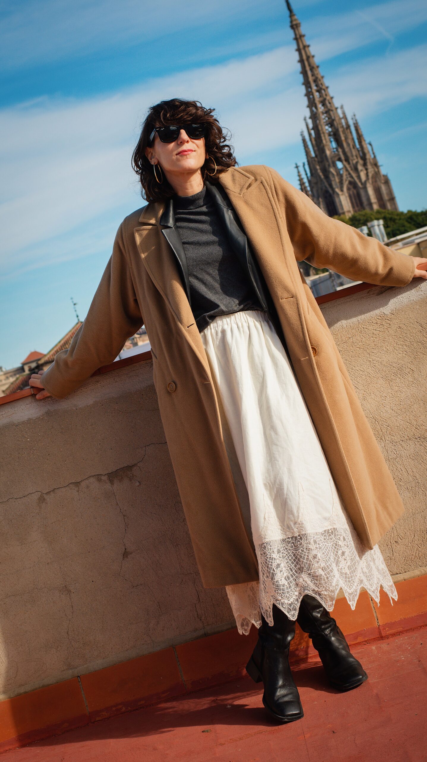 Look con falda midi blanca vintage y abrigo Max Mara camel