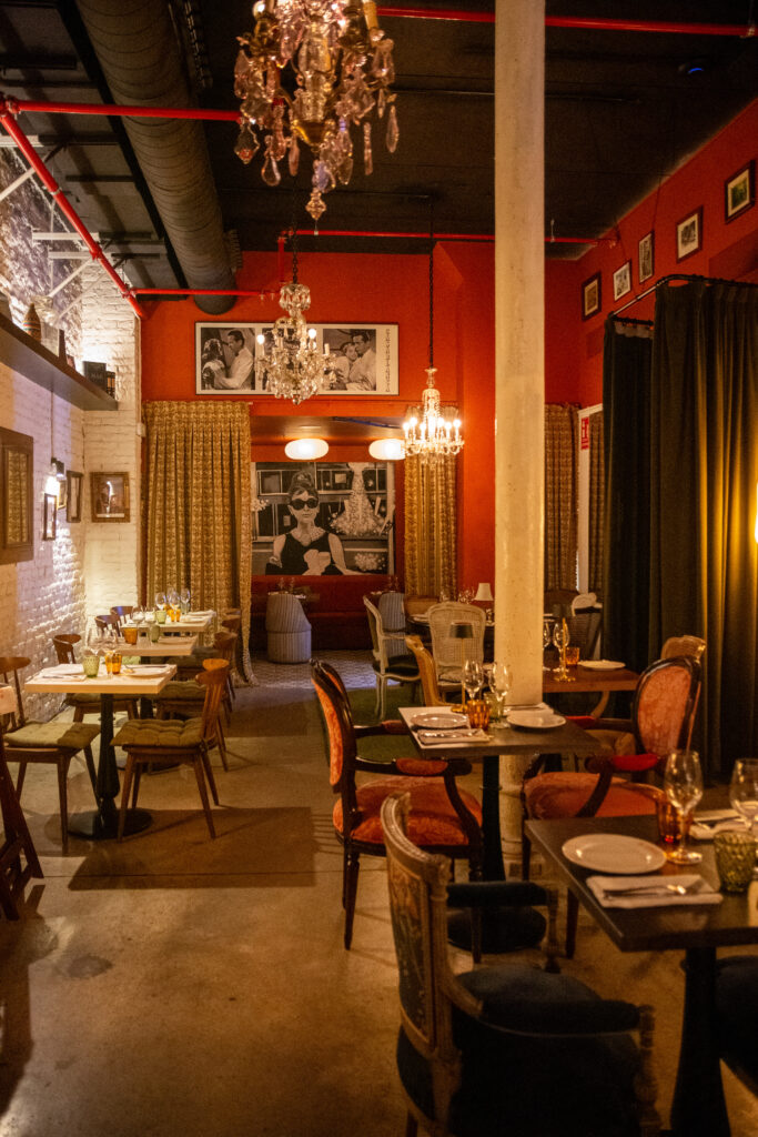 Interior restaurante LAMALVA Barcelona inspirado en el cine clásico y de aire vintage