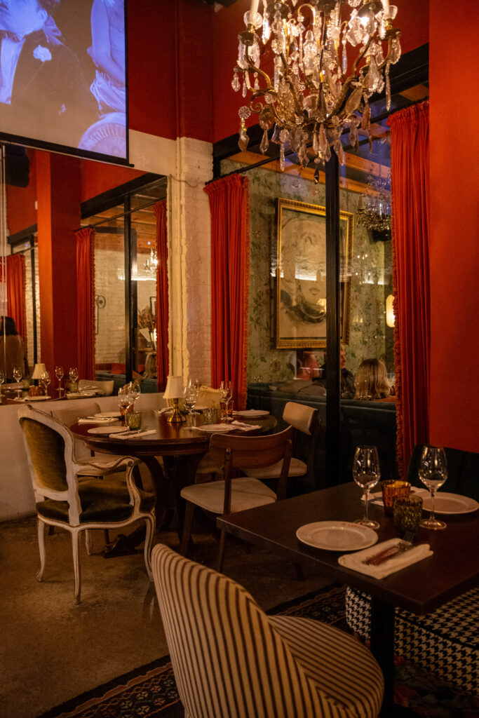 Interior restaurante LAMALVA Barcelona inspirado en el cine clásico y de aire vintage