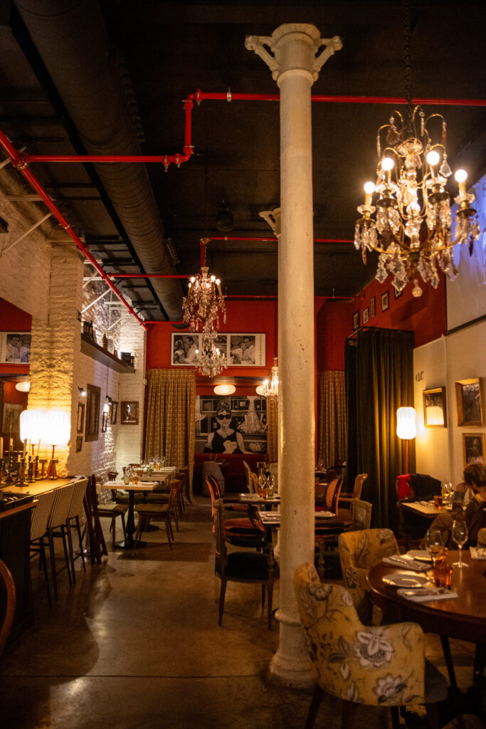 Interior restaurante LAMALVA Barcelona inspirado en el cine clásico y de aire vintage