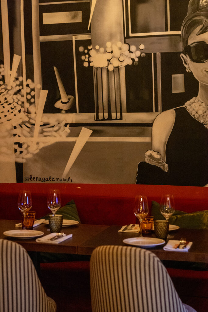 Interior restaurante LAMALVA Barcelona inspirado en el cine clásico y de aire vintage