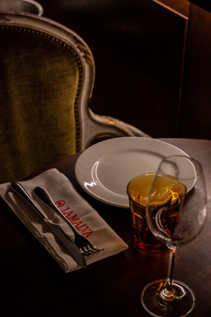 Interior restaurante LAMALVA Barcelona inspirado en el cine clásico y de aire vintage