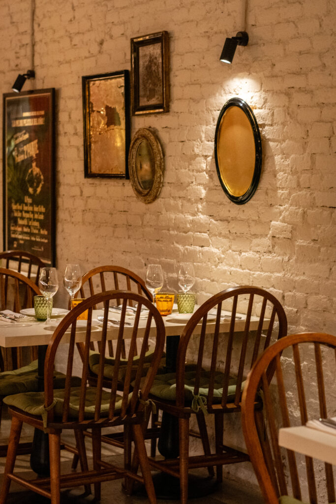 Interior restaurante LAMALVA Barcelona inspirado en el cine clásico y de aire vintage