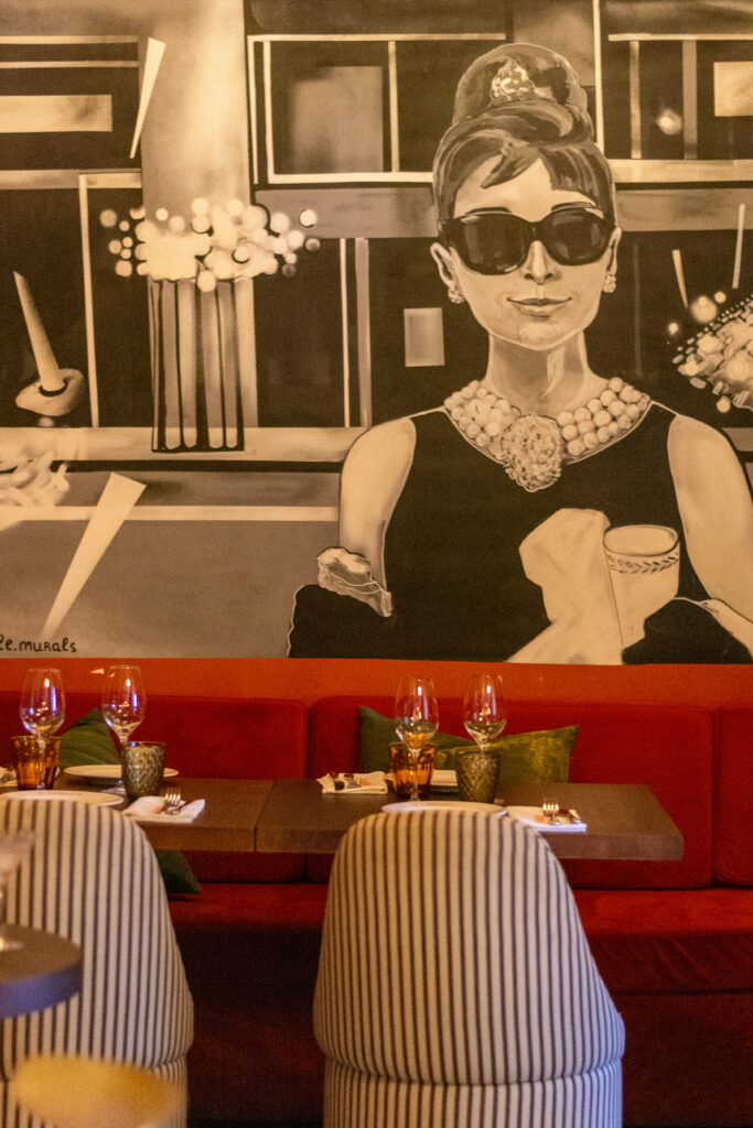 Interior restaurante LAMALVA Barcelona inspirado en el cine clásico y de aire vintage