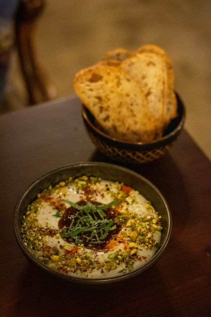 eta batido con albahaca, pistachos, tahini y salsa de chili dulce con tostadas de LAMALVA Barcelona