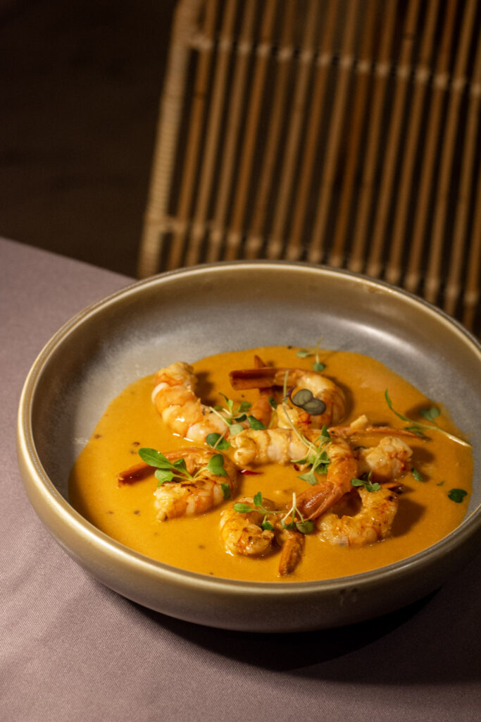 Langostinos en bisque de gamba roja y guindilla del restaurante Moscada Barcelona