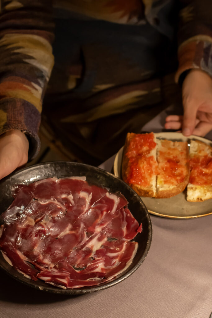 Jamón ibérico y pan con tomate del restaurante Moscada en Barcelona