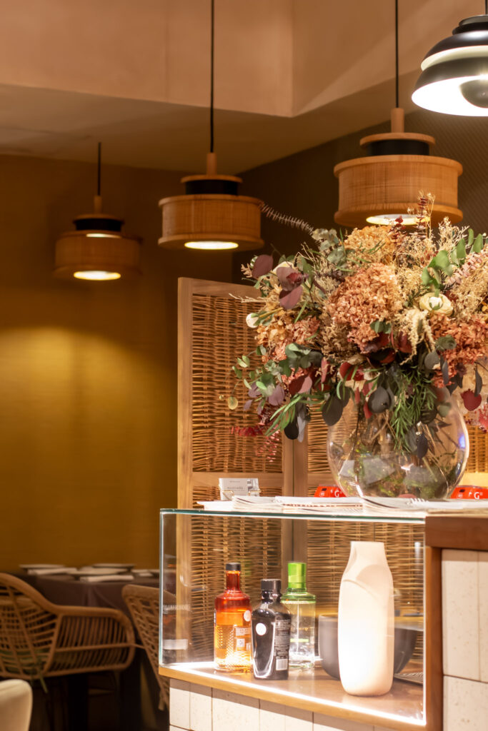 Interior del restaurante Moscada Barcelona con ambiente elegante